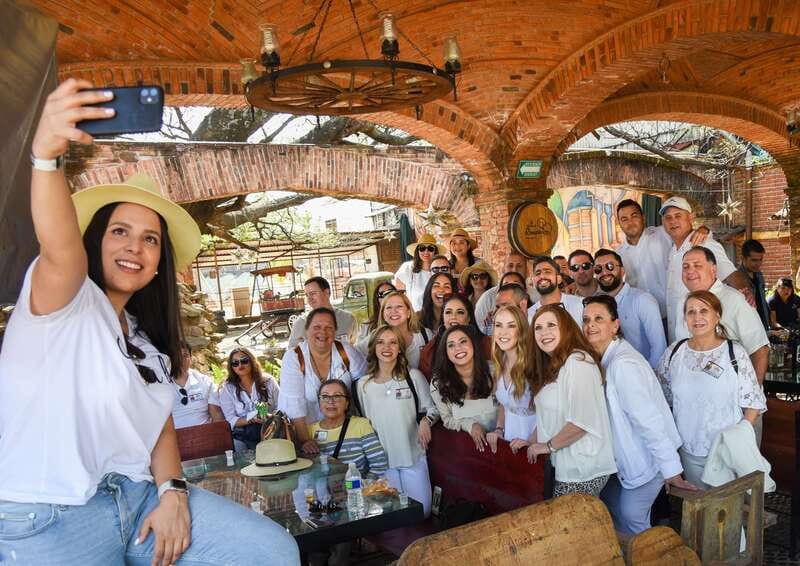 From Guadalajara: Tequila Trail Tour with Tasting - The guides make the long day work