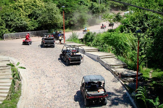 Side by side/rzr in the mountain, waterfull and tequila tasting - Guides who keep a lively group together