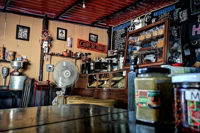 Tour Los Caminos del Mezcal Café and Pedal Loom Factory - What the guides add to the experience
